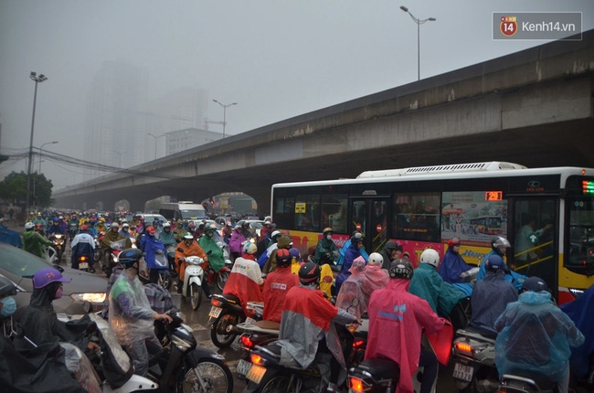 Hà Nội những ngày cận Tết - khốn khổ vì giờ nào cũng gặp cảnh tắc đường - Ảnh 6. Hà Nội những ngày cận Tết - khốn khổ vì giờ nào cũng gặp cảnh tắc đường - Ảnh 6.