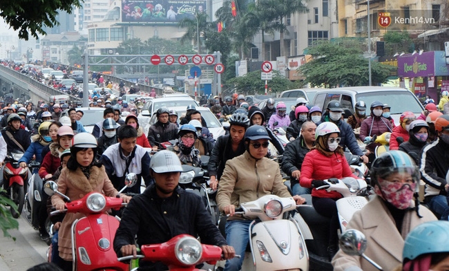 Hà Nội những ngày cận Tết - khốn khổ vì giờ nào cũng gặp cảnh tắc đường - Ảnh 7. Hà Nội những ngày cận Tết - khốn khổ vì giờ nào cũng gặp cảnh tắc đường - Ảnh 7.