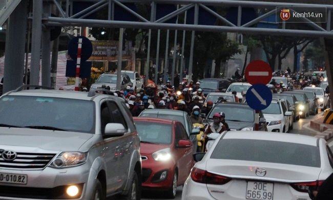 Hà Nội những ngày cận Tết - khốn khổ vì giờ nào cũng gặp cảnh tắc đường - Ảnh 9. Hà Nội những ngày cận Tết - khốn khổ vì giờ nào cũng gặp cảnh tắc đường - Ảnh 9.