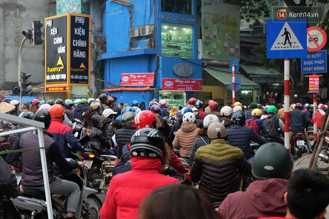 Hà Nội những ngày cận Tết - khốn khổ vì giờ nào cũng gặp cảnh tắc đường - Ảnh 11. Hà Nội những ngày cận Tết - khốn khổ vì giờ nào cũng gặp cảnh tắc đường - Ảnh 11.