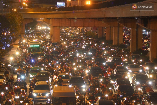 Hà Nội những ngày cận Tết - khốn khổ vì giờ nào cũng gặp cảnh tắc đường - Ảnh 12. Hà Nội những ngày cận Tết - khốn khổ vì giờ nào cũng gặp cảnh tắc đường - Ảnh 12.