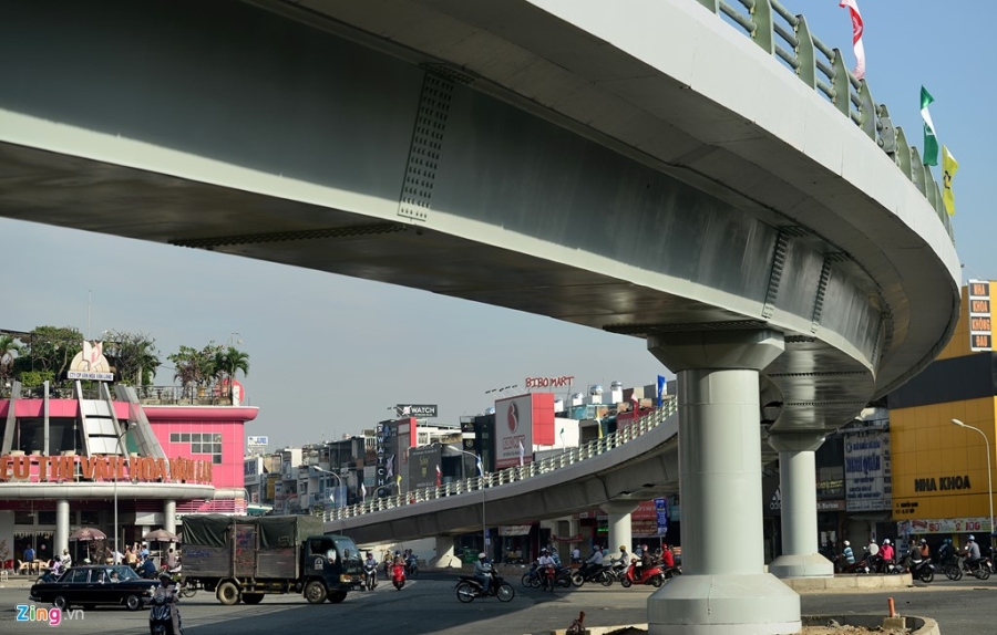 Thong xe mot nhanh cau vuot nga sau Go Vap hinh anh 3