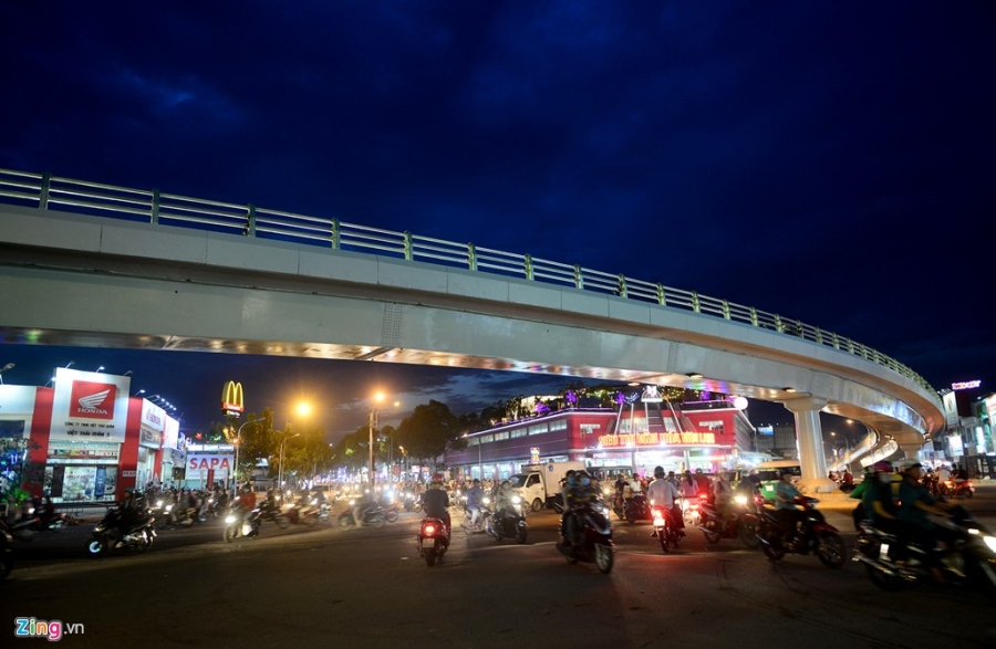 Thong xe mot nhanh cau vuot nga sau Go Vap hinh anh 10