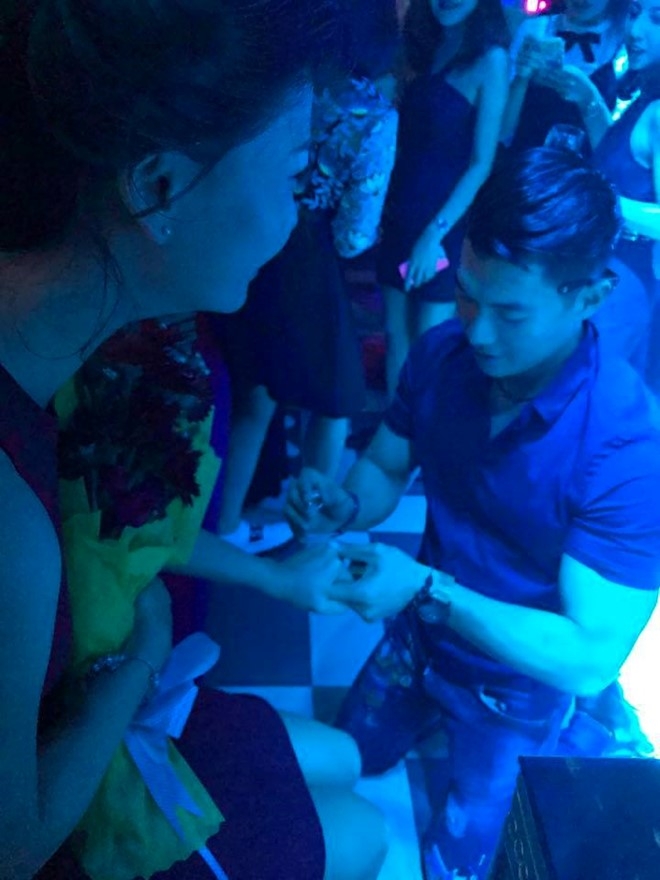 Truong Nam Thanh bat ngo cau hon ban gai trong dem tiec hinh anh 1