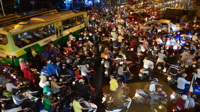 Bất lực giữa Sài Gòn, Hà Nội kẹt cứng chiều 23 Tết