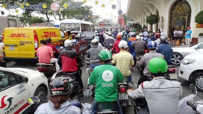 Bất lực giữa Sài Gòn, Hà Nội kẹt cứng chiều 23 Tết
