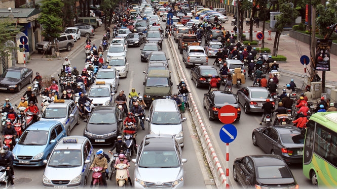 Bất lực giữa Sài Gòn, Hà Nội kẹt cứng chiều 23 Tết