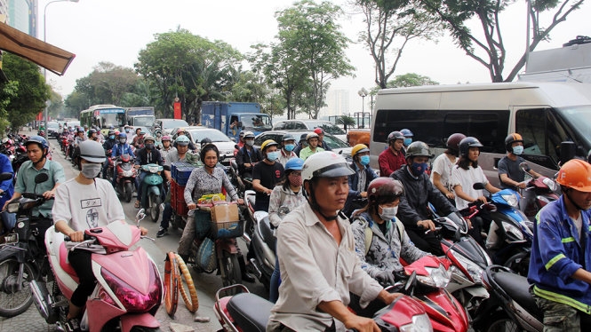 Bất lực giữa Sài Gòn, Hà Nội kẹt cứng chiều 23 Tết