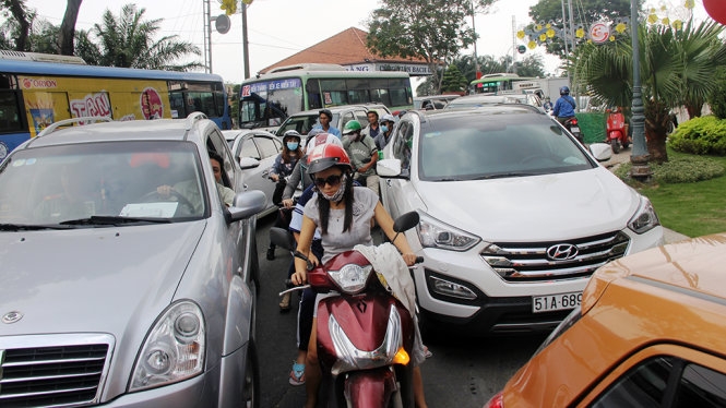 Bất lực giữa Sài Gòn, Hà Nội kẹt cứng chiều 23 Tết