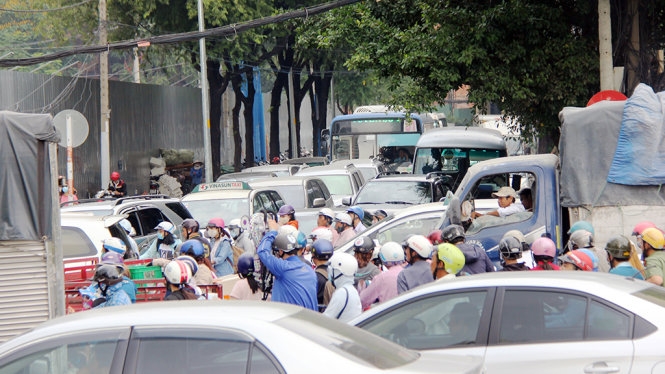 Bất lực giữa Sài Gòn, Hà Nội kẹt cứng chiều 23 Tết