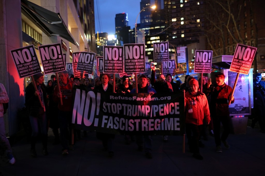 Bieu tinh ram ro o New York truoc ngay Trump nham chuc hinh anh 2