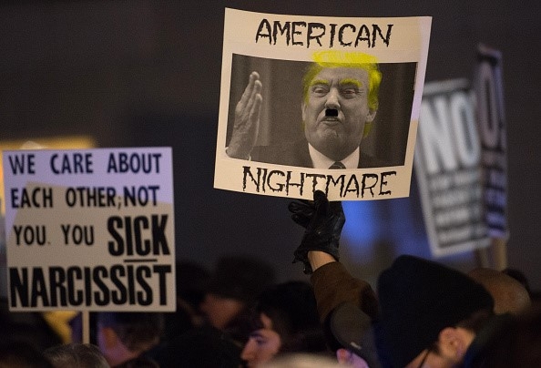 Bieu tinh ram ro o New York truoc ngay Trump nham chuc hinh anh 3