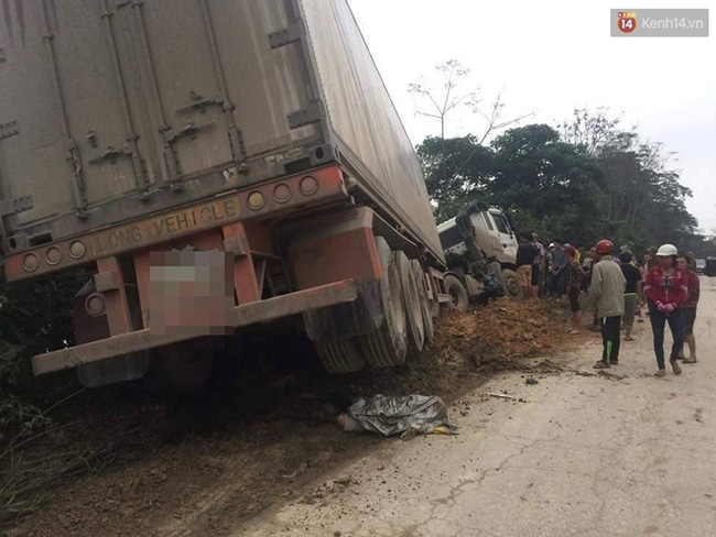 Hà Tĩnh: Thi thể người phụ nữ văng ra mép sông sau vụ tai nạn giao thông thảm khốc - Ảnh 1.