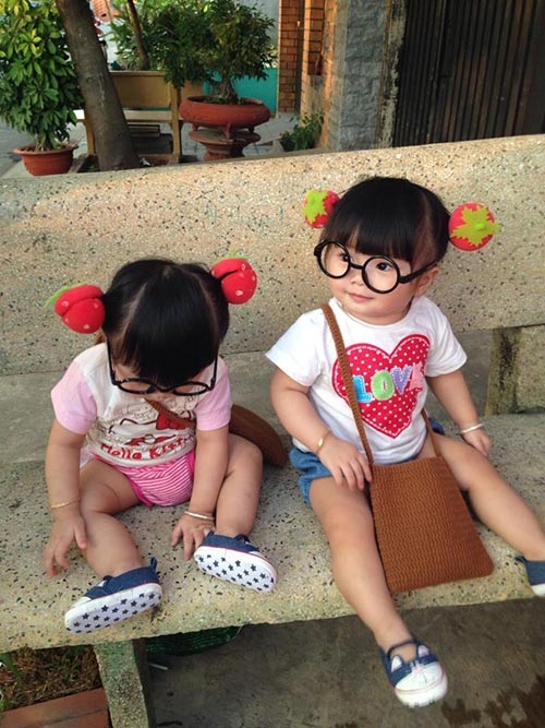 hai co nhoc song sinh dang yeu tua bup be dang khien dan tinh 