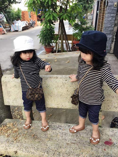 hai co nhoc song sinh dang yeu tua bup be dang khien dan tinh