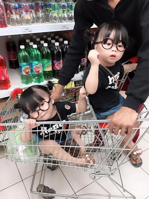 hai co nhoc song sinh dang yeu tua bup be dang khien dan tinh