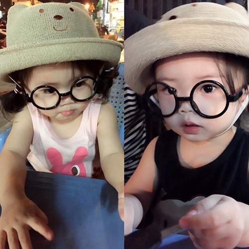 hai co nhoc song sinh dang yeu tua bup be dang khien dan tinh