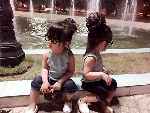 hai co nhoc song sinh dang yeu tua bup be dang khien dan tinh 