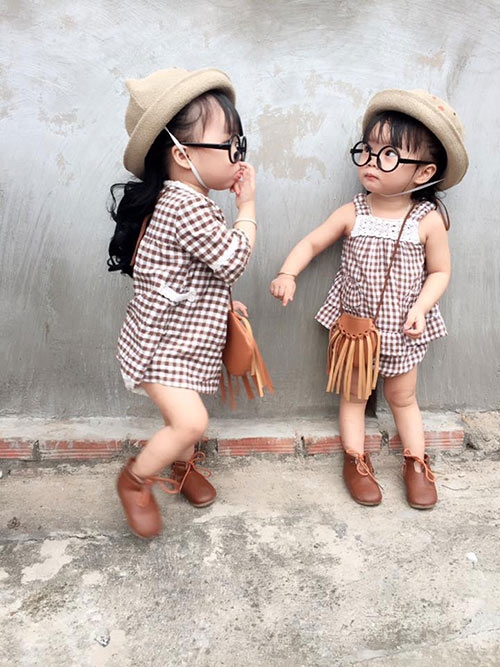 hai co nhoc song sinh dang yeu tua bup be dang khien dan tinh 