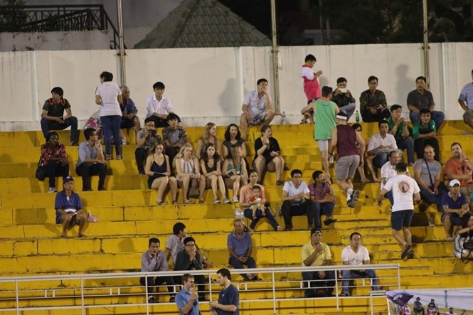 Dù là trận derby TP.HCM nhưng khán đài vẫn thưa thớt người xem  /// Khả Hòa
