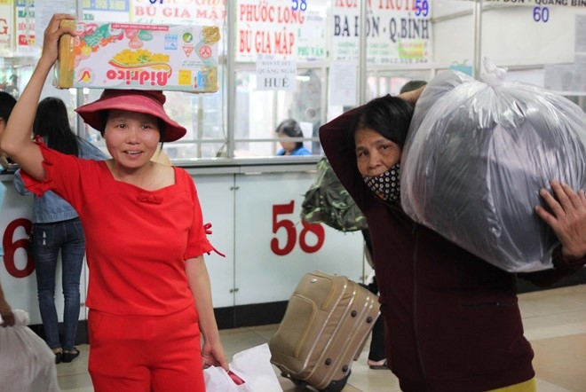 Vat va o Ben xe mien Dong cho len oto ve que don Tet hinh anh 2