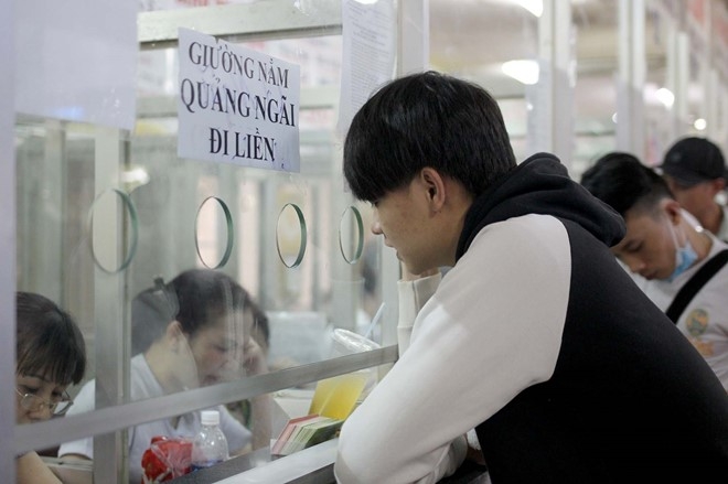Vat va o Ben xe mien Dong cho len oto ve que don Tet hinh anh 3