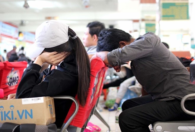 Vat va o Ben xe mien Dong cho len oto ve que don Tet hinh anh 6