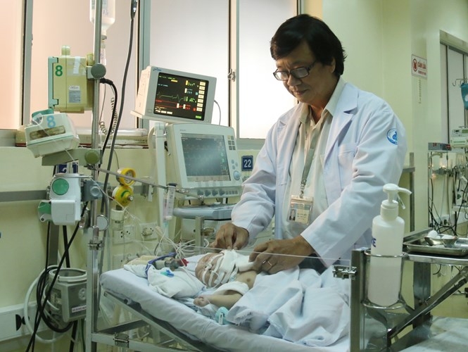 Bác sĩ chăm sóc cho bệnh nhi sau mổ /// Nguyên Mi