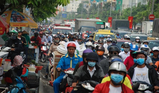 Sáng 21.1, trên đường Cộng Hòa hướng về sân bay Tân Sơn Nhất hàng nghìn phương tiện nhích từng chút để di chuyển trên đường ngập khói bụi  /// ẢNH: AN HUY