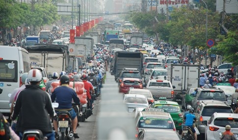 Biển người về quê ăn tết, đường vào sân bay Tân Sơn Nhất kẹt cứng  - ảnh 3