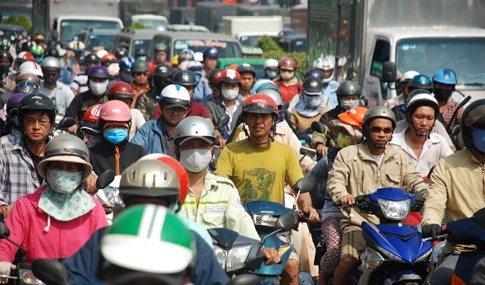 Biển người về quê ăn tết, đường vào sân bay Tân Sơn Nhất kẹt cứng  - ảnh 4