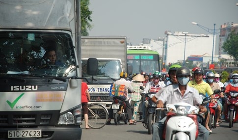 Biển người về quê ăn tết, đường vào sân bay Tân Sơn Nhất kẹt cứng  - ảnh 5