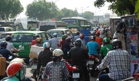 Biển người về quê ăn tết, đường vào sân bay Tân Sơn Nhất kẹt cứng  - ảnh 6