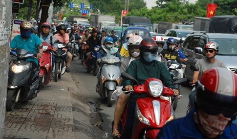 Biển người về quê ăn tết, đường vào sân bay Tân Sơn Nhất kẹt cứng  - ảnh 7