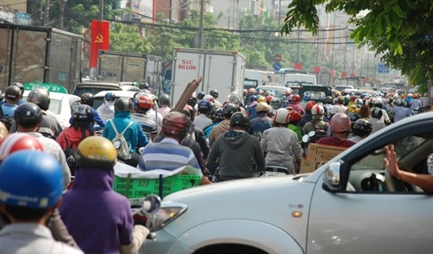 Biển người về quê ăn tết, đường vào sân bay Tân Sơn Nhất kẹt cứng  - ảnh 8