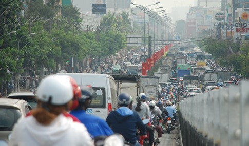 Biển người về quê ăn tết, đường vào sân bay Tân Sơn Nhất kẹt cứng  - ảnh 9