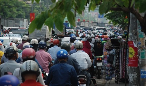 Biển người về quê ăn tết, đường vào sân bay Tân Sơn Nhất kẹt cứng  - ảnh 11