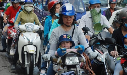 Biển người về quê ăn tết, đường vào sân bay Tân Sơn Nhất kẹt cứng  - ảnh 12