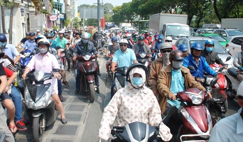Biển người về quê ăn tết, đường vào sân bay Tân Sơn Nhất kẹt cứng  - ảnh 19