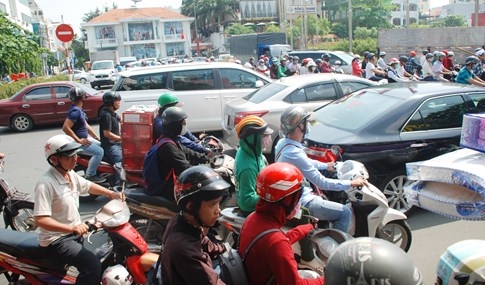 Biển người về quê ăn tết, đường vào sân bay Tân Sơn Nhất kẹt cứng  - ảnh 20