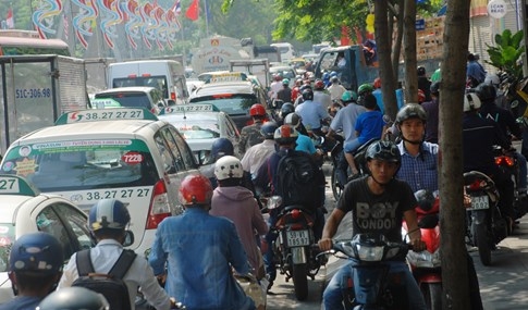 Biển người về quê ăn tết, đường vào sân bay Tân Sơn Nhất kẹt cứng  - ảnh 21