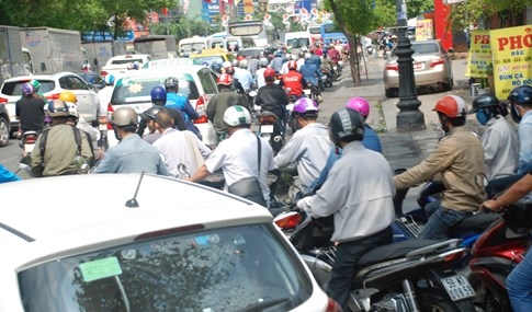 Biển người về quê ăn tết, đường vào sân bay Tân Sơn Nhất kẹt cứng  - ảnh 22