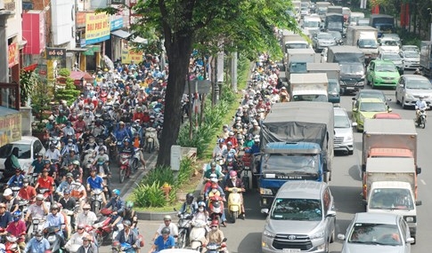 Biển người về quê ăn tết, đường vào sân bay Tân Sơn Nhất kẹt cứng  - ảnh 23