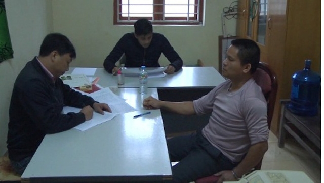  Đối tượng Bùi Kim Binh tại trụ sở UBND xã Hồ Tùng Mậu. Ảnh: Thanh Hải 