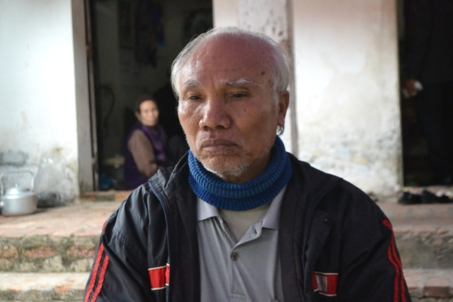  Ông Bùi Kim Binh (bố đẻ Hiền) kể lại sự việc. Ảnh: Đ.Tuỳ 