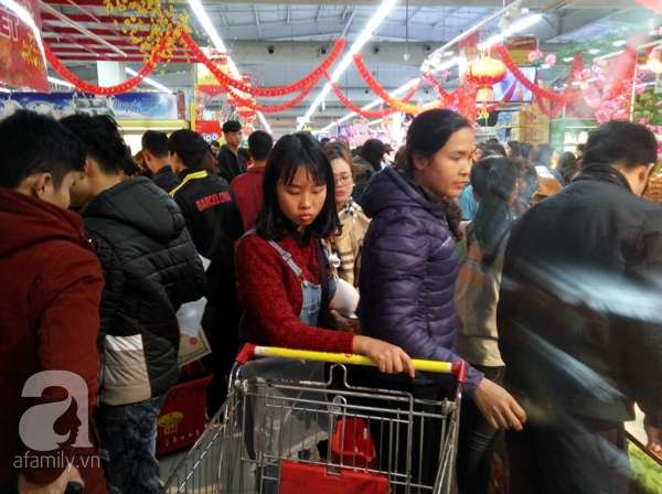 Hà Nội: Người dân chen lấn nghẹt thở khi mua sắm tại siêu thị - Ảnh 2.