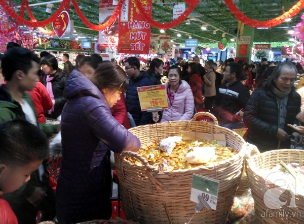 Hà Nội: Người dân chen lấn nghẹt thở khi mua sắm tại siêu thị - Ảnh 3.