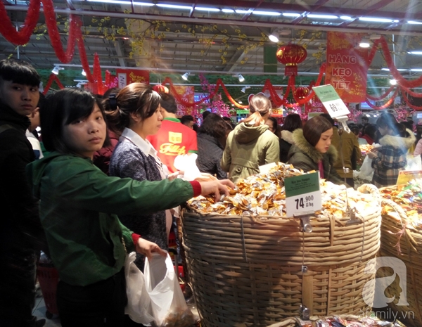 Hà Nội: Người dân chen lấn nghẹt thở khi mua sắm tại siêu thị - Ảnh 6.