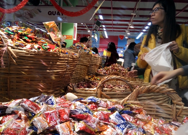 Hà Nội: Người dân chen lấn nghẹt thở khi mua sắm tại siêu thị - Ảnh 7.