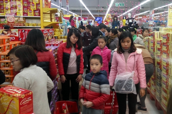 Hà Nội: Người dân chen lấn nghẹt thở khi mua sắm tại siêu thị - Ảnh 8.